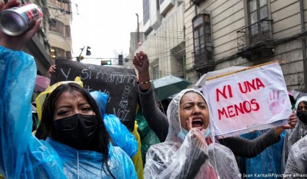 Bolivianas marchan contra violencia y corrupción de la justicia