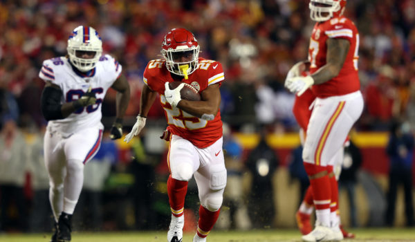 Chiefs y Rams tratarán de sellar sus boletos al Super Bowl en medio de vibrantes playoffs