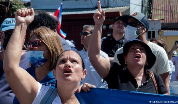 Costa Rica: grupo antivacunas irrumpe con violencia en hospital