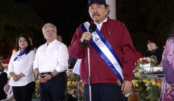 Daniel Ortega en la investidura en la que asume con gorra y chaqueta
