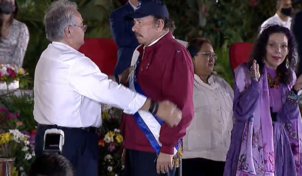 Ortega deja olvidada banda presidencial en toma de posesión, representante del régimen cubano se la regresa a Murillo