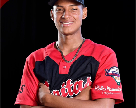 Otro joven nicaragüense firma con una organización de beisbol de Grandes Ligas