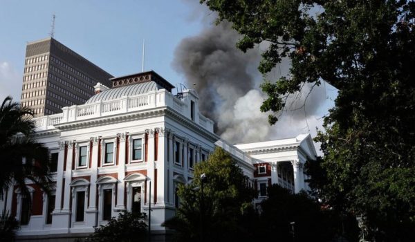 Sudáfrica: detienen a un sospechoso por el incendio que ha «destruido» la sede del Parlamento