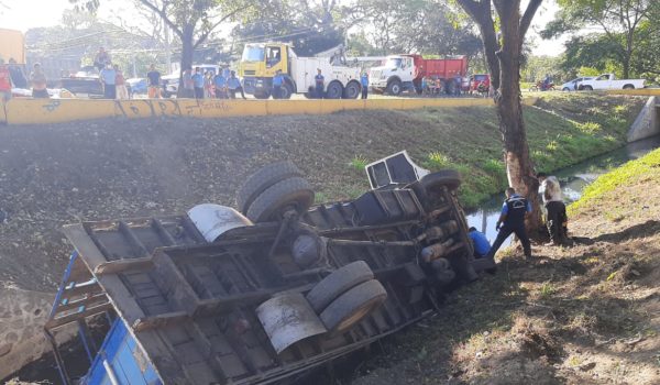 En prisión preventiva permanece el conductor del camión que se volcó en la Garita Norte el pasado 19 de enero con saldo de cinco fallecidos. LA PRENSA-