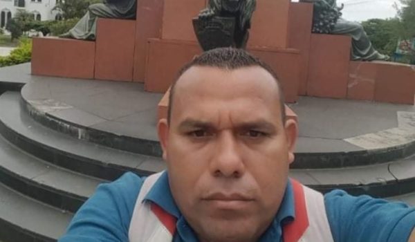 Mujer agrede a su compañero con arma blanca, después pide auxilio, pero la víctima ya no tenía signos de vida