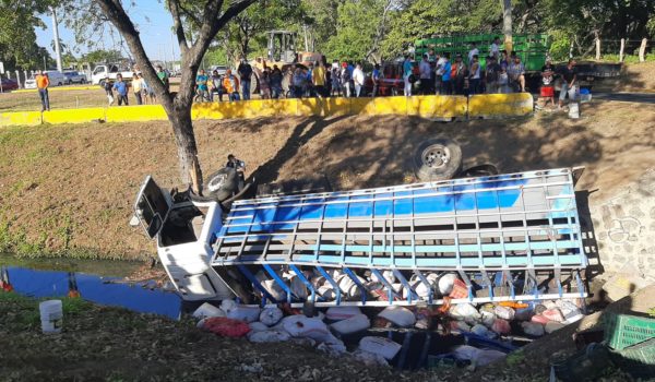 Cinco muertos y varios heridos al volcarse un camión en la rotonda de la Garita Norte en Tipitapa