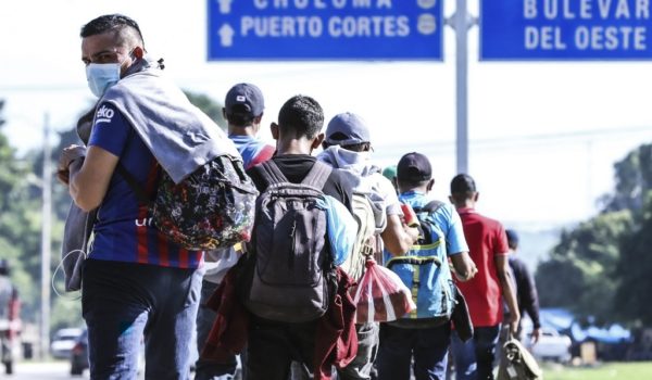 Unos 500 migrantes, entre ellos nicaragüenses, salen de Honduras en caravana hacia Estados Unidos