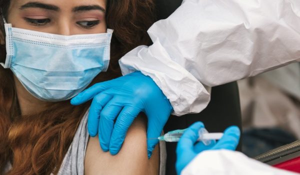 Efecto nocebo: por qué en muchos casos el malestar tras la vacunación contra la covid-19 no se debe a la vacuna