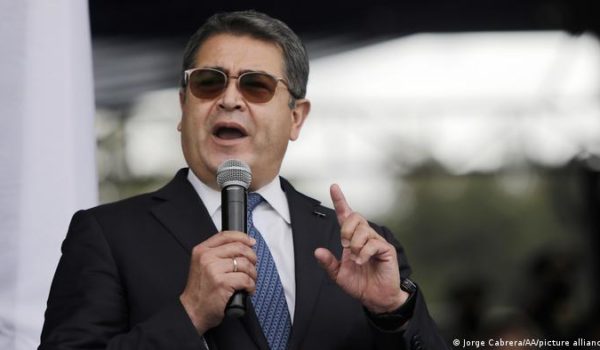 Expresidente hondureño jura como diputado del Parlacen