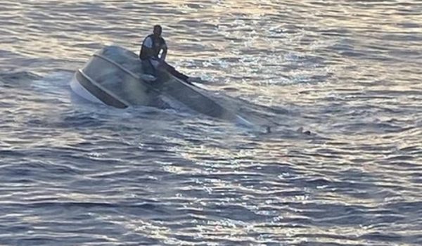 La trágica historia tras la imagen de un migrante colombiano subido a una embarcación que naufragó frente a las costas de Florida