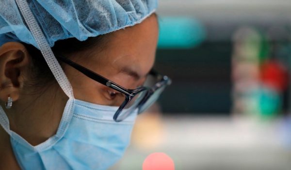 ¿Por qué las mujeres tienen más probabilidades de morir cuando son operadas por cirujanos hombres?