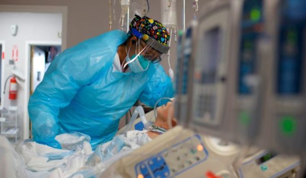 Covid: por qué ómicron está teniendo un efecto más grave en EE.UU. que en Europa y Sudáfrica