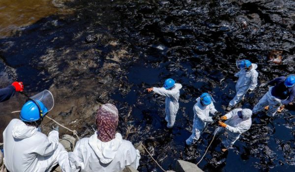 Tonga: el grave derrame de petróleo en la costa de Perú a causa de la erupción del volcán en la nación insular