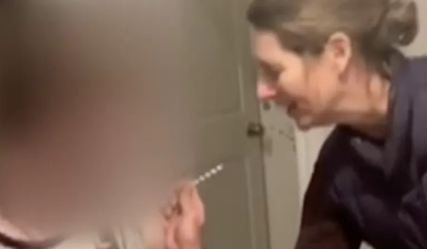 Covid: la profesora arrestada por vacunar a un estudiante de 17 años en Estados Unidos