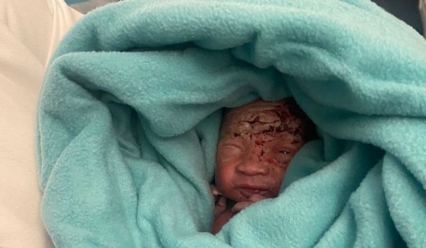 Encuentran un bebé recién nacido abandonado en el cubo de basura del baño de un avión