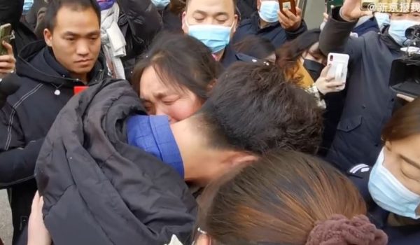 El hombre que encontró a su madre 3 décadas después de ser secuestrado gracias a un dibujo de sus recuerdos infantiles