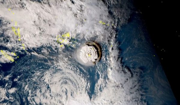 Emiten alerta de tsunami para costa oeste de Estados Unidos e inundaciones en Hawai tras erupción en Tonga