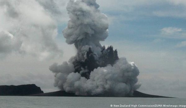 Dos mujeres mueren ahogadas en Perú tras erupción de volcán en Tonga