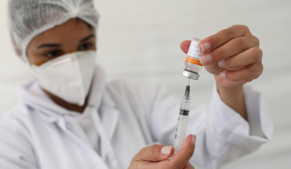 Ómicron: ¿por qué los vacunados también se contagian de coronavirus? (y no es que las vacunas no funcionen)