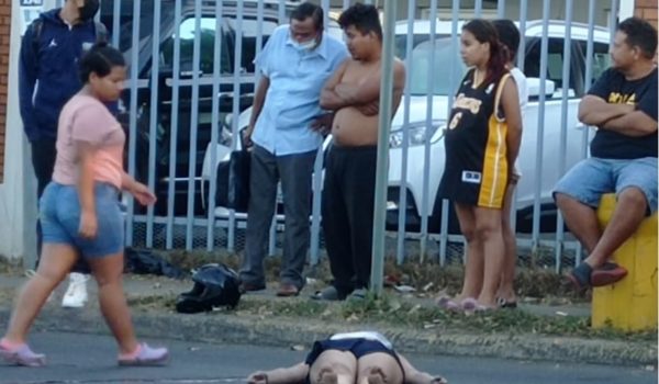 El cuerpo sin vida de Mariana Carrillo Cajina, de 29 años, yace sobre el pavimento en la mañana del 16 de enero del 2022 LA PRENSA/ Cortesía.