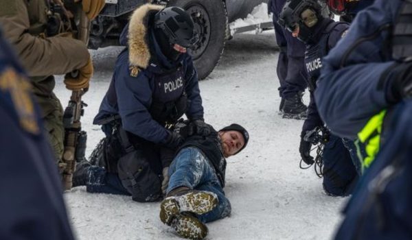 Canadá: el violento desalojo de los camioneros antivacunas que tomaron el centro de Ottawa