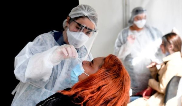 Covid: el fenómeno que te hace padecer los síntomas del coronavirus aunque no la tengas cuando te haces una PCR