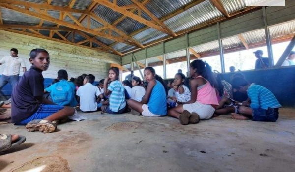 Educación de la niñez de comunidades indígenas golpeada por covid-19 y paso de huracanes
