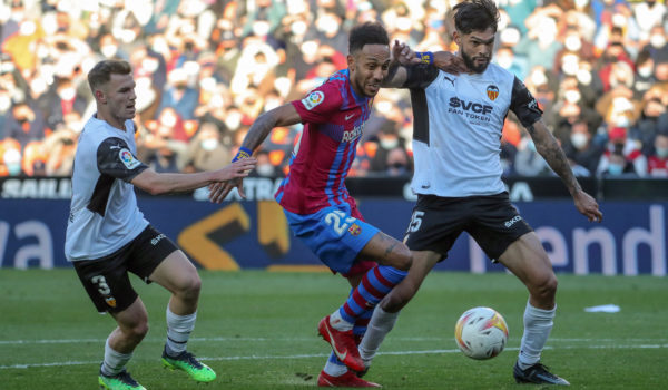 El Barcelona golea al Valencia con doblete de Aubameyang