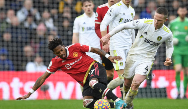 El Manchester United se impone y se aferra a la esperanza de la Champions