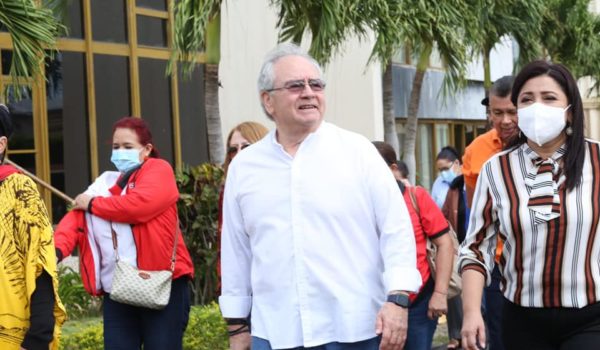 Gustavo Porras llama a los «empresarios grandes» a plegarse a la «economía asociativa»