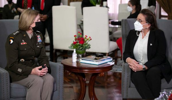 Jefa del Comando Sur de los Estados Unidos llega a Honduras y le ofrece ayuda militar