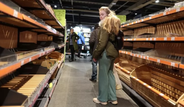 Rusia invade Ucrania | Tensión en Kiev: habitantes de la capital de Ucrania salen de los refugios en busca de comida