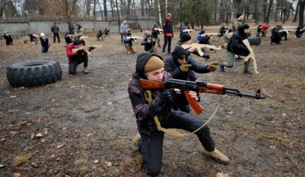 Rusia y Ucrania: los civiles reciben miles de fusiles y preparan cócteles molotov para defenderse de la invasión rusa