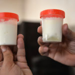 Pruebas que se le hacen a los barriles de leche. El de la izquierda indica que la leche no fue adulterada con agua. El de la derecha dice que se le echó agua al barril de leche. LA PRENSA/ JADER FLORES
