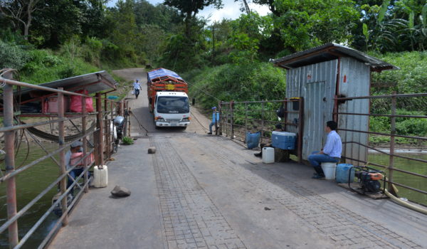 Camión lechero subiendo a un ferry para pasar el río Viejo, en el Caribe sur. LA PRENSA/ JADER FLORES