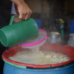 Echando agua caliente a la brosa para hacer quesillo. LA PRENSA/ JADER FLORES