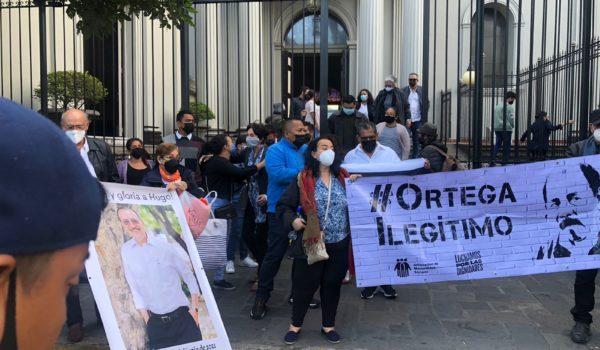 Exiliados en Costa Rica realizan homenaje a preso político Hugo Torres en las afueras de catedral capitalina