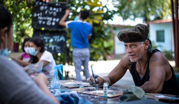 La historia de Tote, el artista que pinta con niños con discapacidad