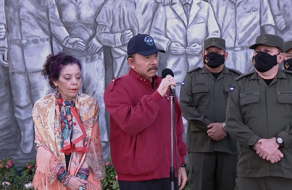 A la izquierda Rosario Murillo, en el centro Daniel Ortega y a la derecha el General del Ejército, Julio César Avilés.