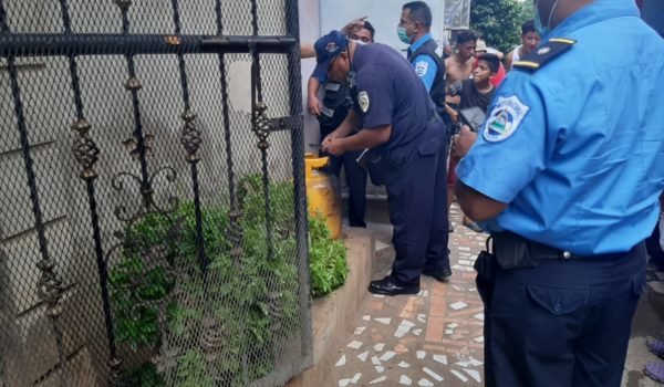 Los bomberos revisan el tanque que tras explotar desató el incendio que cobró dos vidas. LA PRENSA/Archivo
