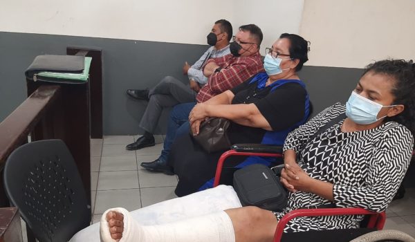 De izquierda a derecha los abogados Cairo Roberto Laguna, Ramón Toval Ortiz,Edytha Cruz y la comerciante Dominga Vivas.