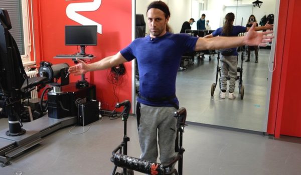 El hombre paralítico que pudo volver a caminar gracias a un implante experimental