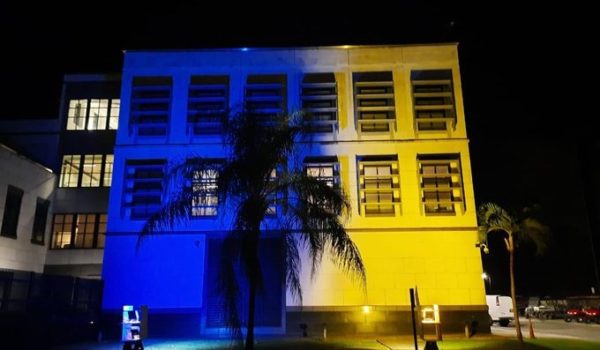 Embajada de los Estados Unidos ilumina su edificio con los colores de la bandera de Ucrania