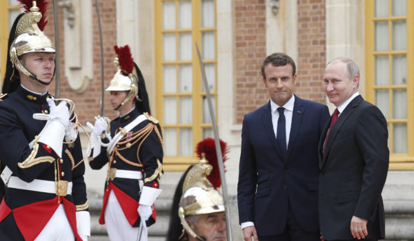 Putin dice a Macron que obtendrá sus objetivos «por la negociación o por la guerra»