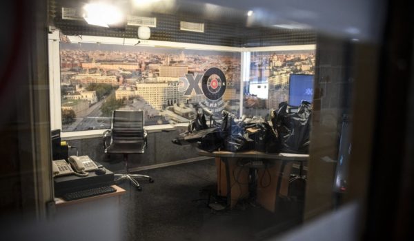 Rusia sin información independiente: medios nacionales internacionales suspenden operaciones por ley que castiga el periodismo con cárcel