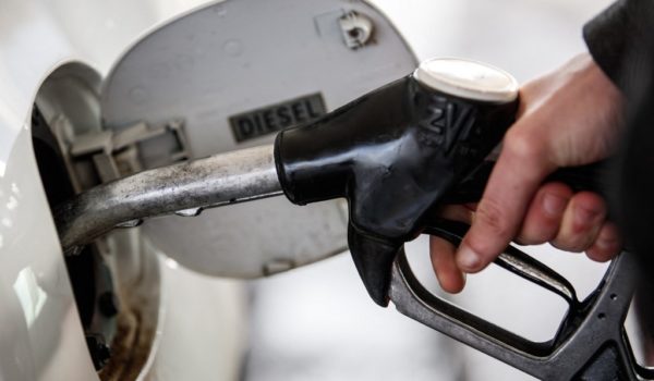 Japón pide a Emiratos Árabes Unidos aumentar su producción de petróleo