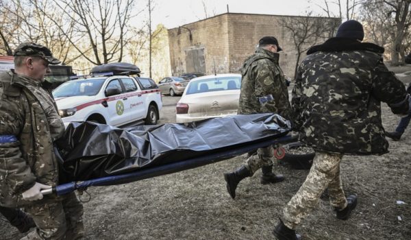 Los cadáveres se amontonan en la morgue de la ciudad ucraniana de Mikolaiv