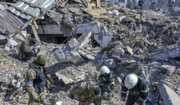 Ciudades de Ucrania bajo feroz bombardeo ruso. Urgen a China que condene la «barbarie rusa»