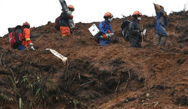 Recuperan segunda caja negra de accidente aéreo en China