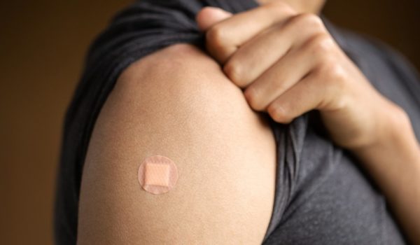 Covid: las 4 fases que experimenta tu cuerpo al ponerte la vacuna (y cuán rápido podrían producirse efectos secundarios)